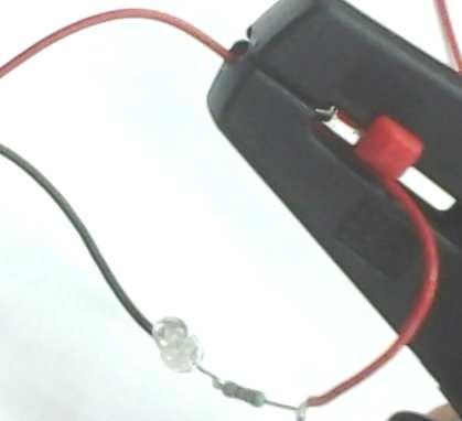 Kun muut osat on juotettu, kuoritaan, kierretään ja tinataan mini -USB -liittimelle tulevat johtimet ja katkaistaan reilun 5 mm mittaiseksi.