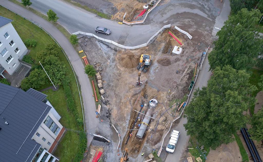 Olemme varustautuneet infrarakentamisen haasteisiin monipuolisesti. Kalustoomme kuuluu muun muassa kuorma-autoja, nostinautoja, telavaunuja ja veneitä.