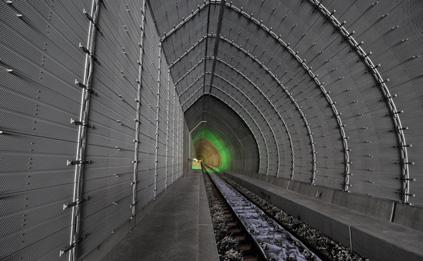 Tunneli koostuu kahdesta erillisestä, noin 40 metrin päässä toisistaan kulkevasta tunnelista, joista itäistä pitkin junat kulkevat etelään ja läntistä pohjoiseen.