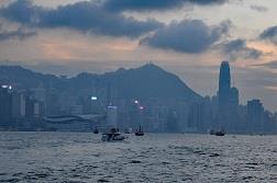Hong Kongin saarella yksi tunnetuimpia maamerkkejä on vuorenhuippu Victoria Peak, joka suojaa kilpikonnavuoren tavoin kaupungin taloudellista keskustaa Mount Parkerin ohella.