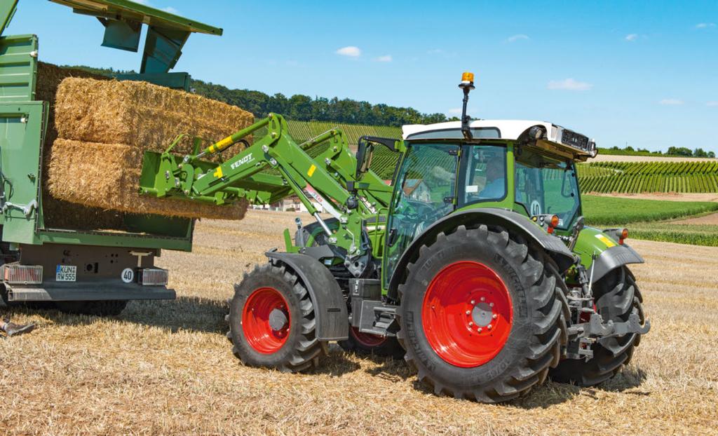 Monipikaliitin yhdistää sähkö- ja hydraulilinjat yhdellä käden liikkeellä. Kompaktista koostaan huolimatta Fendt Caro 3X65 tarjoaa hyvät kuormausominaisuudet.