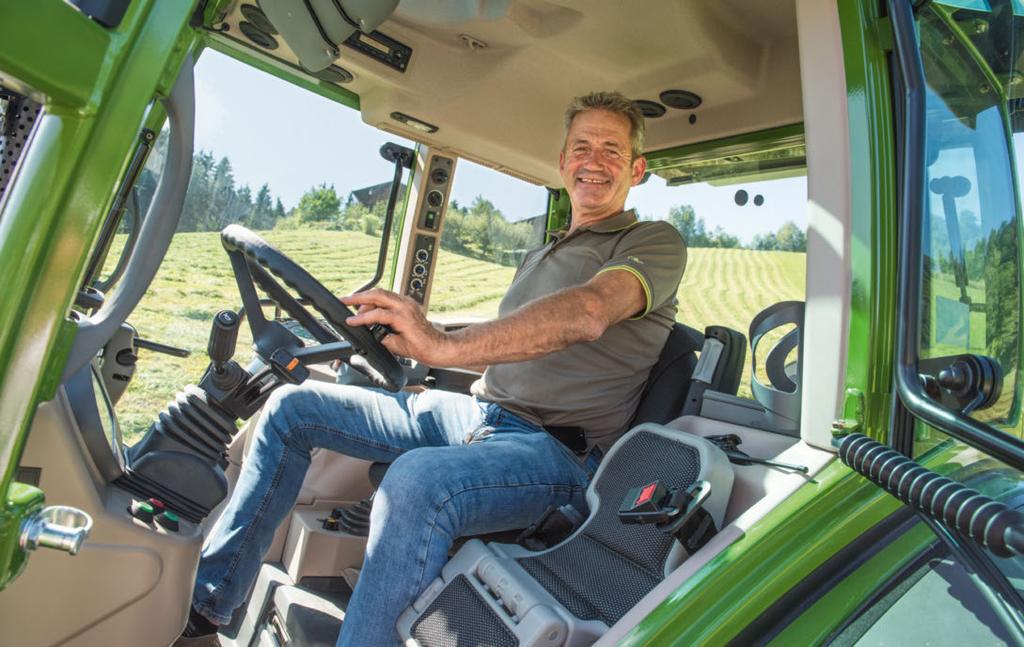 Kattoikkunan ansiosta näkyvyys on taattu myös etukuormaajatöissä. FENDT 200 VARIO: OHJAAMO Aidosti suuri: vakuuttavaa sisäistä laatua.