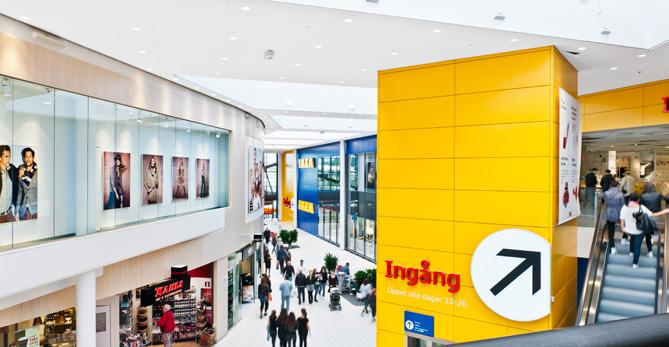 Mukautettua energiatehokkuutta Västeråsin Erikslund Shopping Centerissä on vuosittain noin 6,3 miljoonaa kävijää niin lähialueilta kuin kauempaakin.