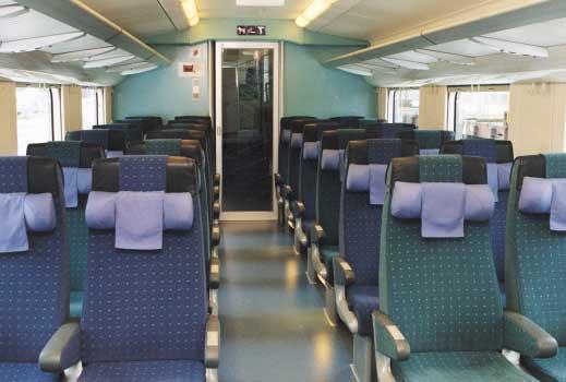 Edfs InterCity-vaunu 2 lk InterCity-junissa liikennöivä ilmastoitu kaksikerrosvaunu. Vaunussa on normaalien 2. luokan matkustajapaikkojen lisäksi palvelut lapsiperheille ja inva-matkustajille.