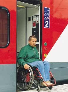 Inva-matkustaja pääsee pyörätuolilla junaan ja junasta näin myös ilman apua, sillä painamalla vaunun ulko-oven viereistä inva-painiketta työntyy invaramppi vaunun ja laiturin väliin, jonka avulla
