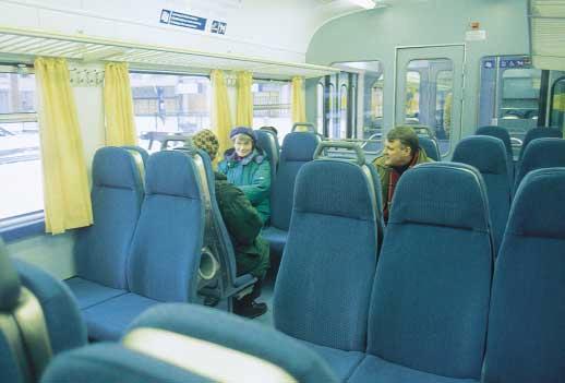 Uudistetuissa vaunuissa on erilliset kangaspäällysteiset 2- ja 3- paikkaiset istuimet, jotka sijaitsevat käytävän molemmin puolin.