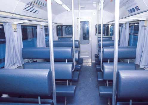 Vaunun 2- ja 3- paikkaiset pehmustetut istuimet sijaitsevat käytävän molemmin puolin, istuimissa on niskatuet.