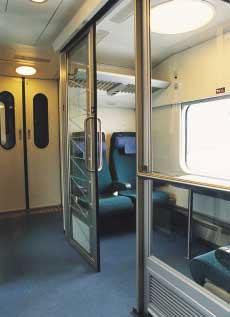 Kaikki matkustajat nousevat junaan suoraan korotetun laiturin tasosta. Tämä helpottaa etenkin iäkkäiden ja painavien matkatavaroiden kanssa liikkuvien junaan ja junasta nousua.