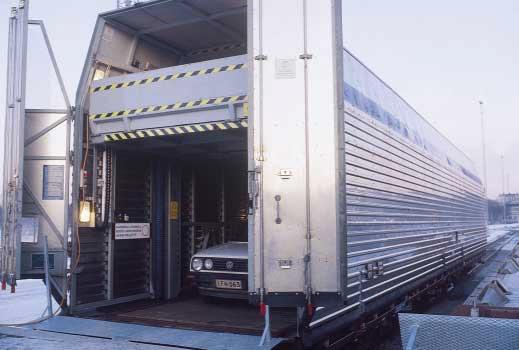 RBN(Rbnqss) Autovaunu Sesonkiaikana henkilöliikenteessä käytetään myös uutta kokonaan katettua kaksikerroksista autovaunua.