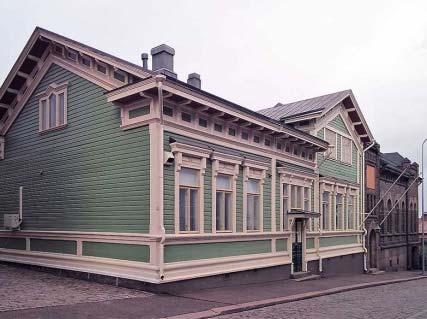 301032 Alun perin sahanjohtajan asunnoksi rakennettu kertaustyylinen OYK 96 3. 305937 puinen kaupunkitalo. Räystäiden alla runsas koristelu. Liittyy 11.