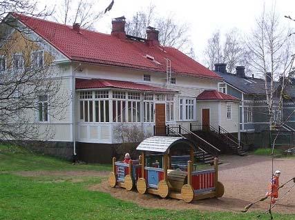 204755 1900-luvun alun yksinkertainen kertaustyylinen OYK 96 25. kaupunkirakennus. Koristeaiheissa jugendin piirteitä. 15.