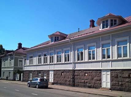 300037 Suurikokoinen ja koristeaiheiltaan erityisen rikas jugend-tyylinen OYK 96 41. asuin- ja liikerakennus. Kaupunkikuvallisesti erittäin merkittävä, 4.