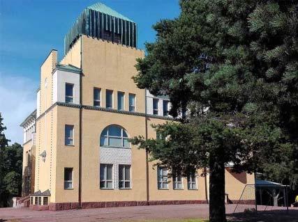 Pihaa kiertää jykevä tiiliaita. RUUNUNMAANKATU 2, HOVINSAAREN KANSAKOULU 47 Aiemmat inventoinnit Pakki nro. 1908 Maakunnallisesti merkittävä RKY 09 300091 K. Lindahl, V.