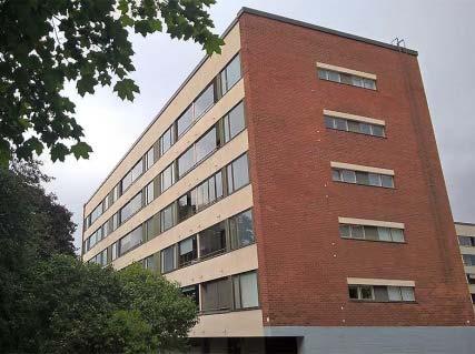 r asuinrakennuksen luoma kokonaisuus. Seurakuntasalin sisäkatossa merkittävät betoniset ristikkopalkit. Matalan osuuden keskellä kaksi palkittua atriumpihaa.