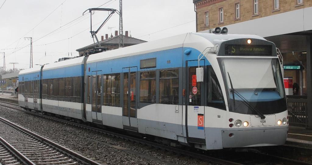 Raitiovaunun kapasiteetti on käytännössä kaksinkertainen tuplanivelbussiin verrattuna Kapasiteetti samalla
