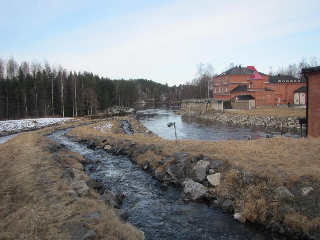 3 KISSAKOSKEN KALATIE JA SEN SEURANTA Kissakosken uusi, luonnonmukainen kalatie valmistui vuonna 2012. Ennen paikalla oli tekninen kalatie. Luonnonmukaisen kalatien pituus on noin 150 m (Kuva 2).