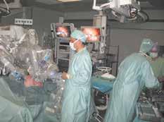 Pinsetti 2/2012 15 Kuva 2. Assistentti ja instrumentoiva sairaanhoitaja avustavat potilaan vierellä. Kirurgin konsoli kuvan ulkopuolella oikealla. Tekeillä vasemman puolen munuaisresektio.