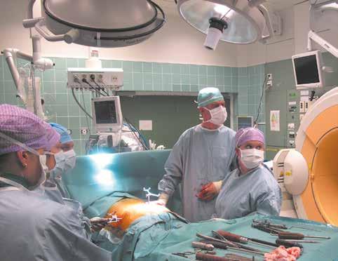 28 Pinsetti 2/2012 O-kaari -yksi askel kohti tulevaisuuden kuvantaohjattua kirurgiaa Jani Katisko Sairaalafyysikko, FT, OYS, Operatiivinen tulosalue Leikkaussalit muuttuvat olennaisesti erilaisten