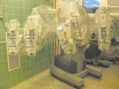 Leikkausrobotti oli Suomessa viides, ensimmäinen hankittiin Tampereelle ja sillä leikkaukset aloitettiin 2008 joulukuussa. Myös Helsingissä ja Turussa on ollut leikkausrobotit jo käytössä ennen Oulua.