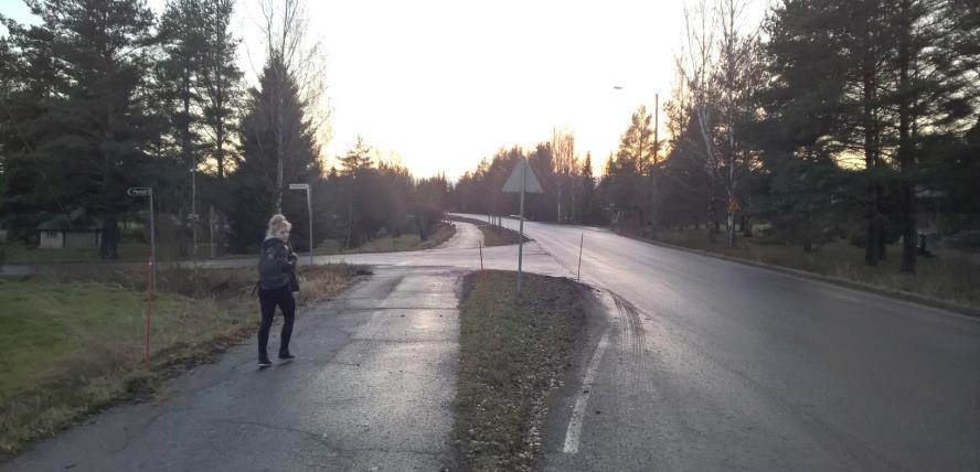 Kiviniementien ja Perkiöntien risteys Keikyässä. Muutama koulubussi joutuu kääntymään ympäri Keikyässä Kiviniementien ja Perkiöntien risteyksessä.