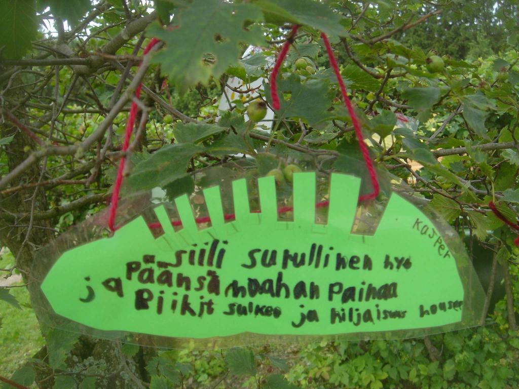 LINNUNPELÄTIN Nälkäiset linnut ja kanit syömässä