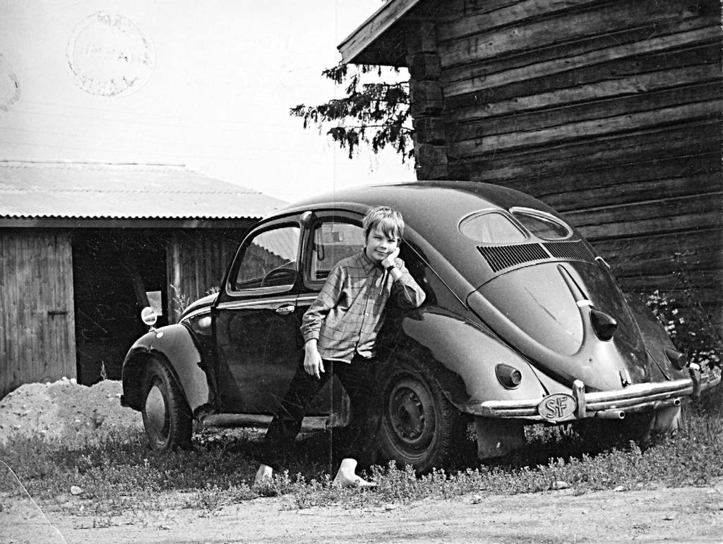 A 10 SILTA 5/2018 Santeri Vilakoski Vanhat volkkarit olivat yksi Pekan kesäharrastuksista Teiskossa Haikan talossa. Tässä poseerataan vuoden 1952 kuplan kanssa.