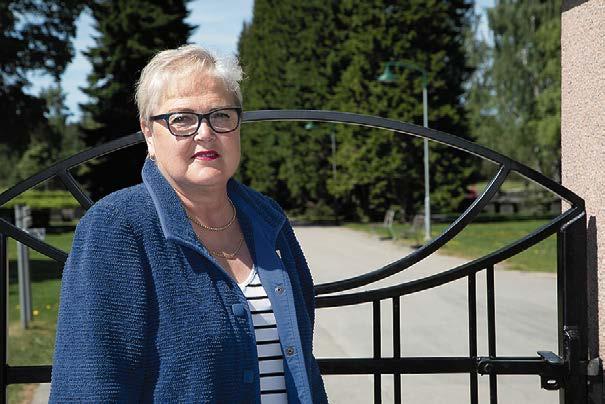 SILTA 5/2018 A 13 Hautausmaalle astutaan arkkitehti Bertel Strömmerin suunnittelemasta rautaportista. Pieni risti kuuluu takorauta-aitaan.