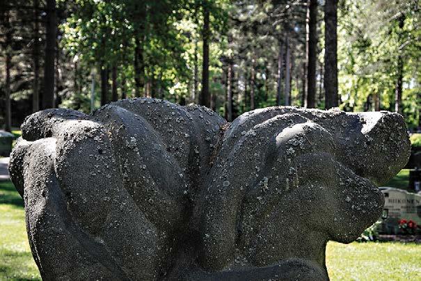 Yhdellä lohkolla on lasten hautausmaa, metsähautausmaa on nyt suunnitelmissa. Sankarihaudassa lepää 38 sodassa kaatunutta. Eräässä kulmassa on islamilainen hautausmaa.