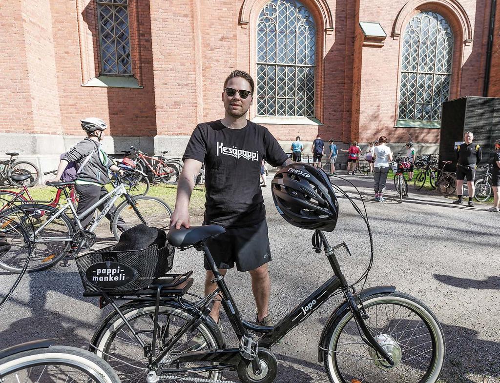 A 18 SILTA 5/2018 Tampereen seurakuntien kesäpappi Jiri Santaharju liikkuu kaupungilla siellä, missä ihmisetkin ovat.
