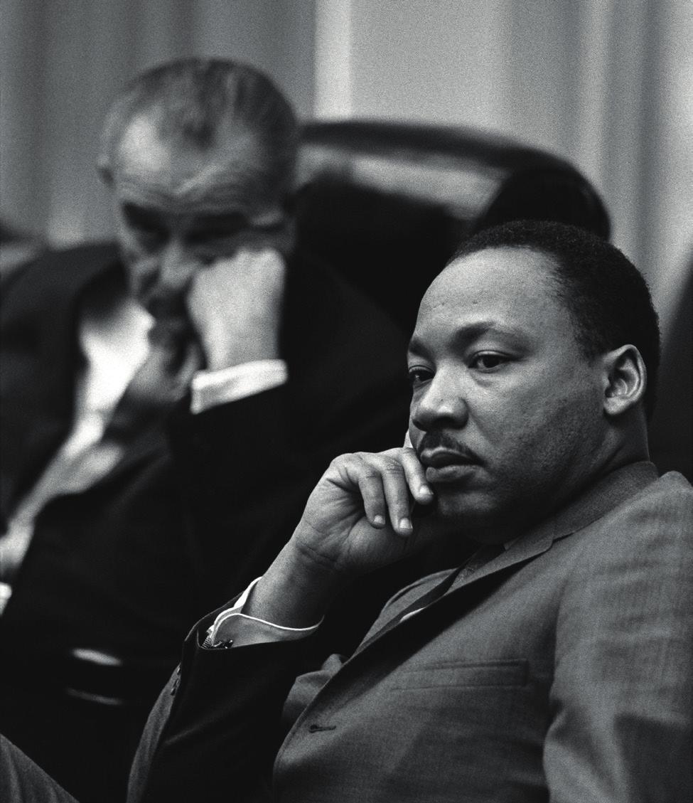 ESIKUVALLINEN HENKILÖ Martin Luther King Jr. ihmiset halusivat kiittää Martin Luther Kingiä ja hän sai 1964 Nobelin rauhanpalkinnon. Laita liinalle musta risti.