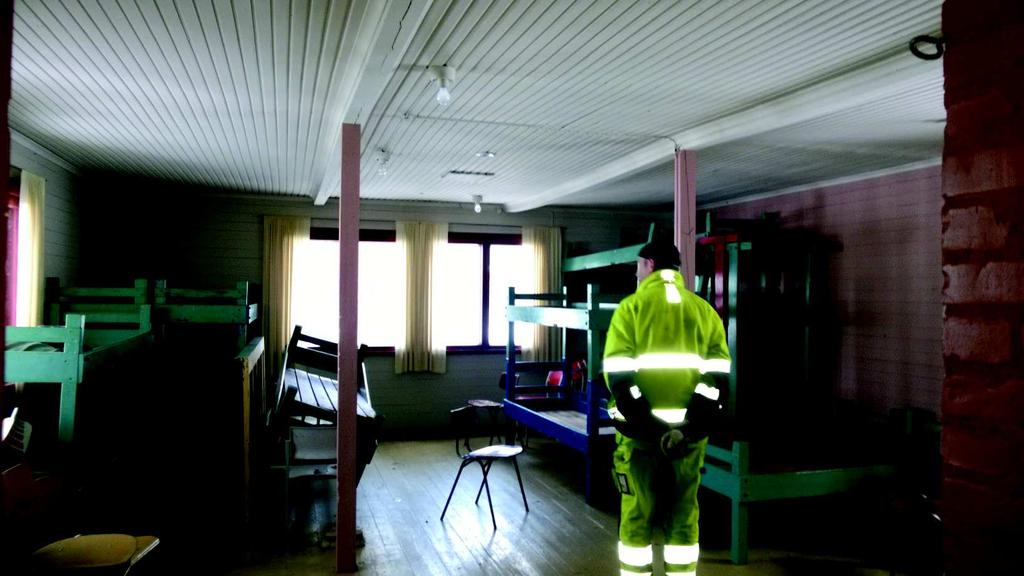 siivous, ikkunoiden lasitusten korjaus, ovien