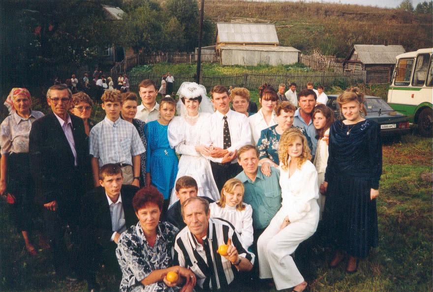 Jutun häät pidettiin Ruzajevkan rajonissa Mordoviassa vuonna 1997. Kirjoittaja istuu oikeanpuoleisen appelsiinin takana.