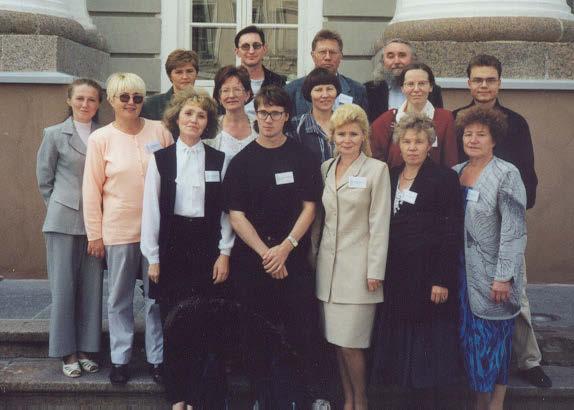 Länsimaiset ja syntyperäiset udmurtologit kohtaavat Tarton fennougristikongressissa elokuussa 2000. Kirjoittaja edessä keskellä. opettajia sukukansojen yliopistoihin.