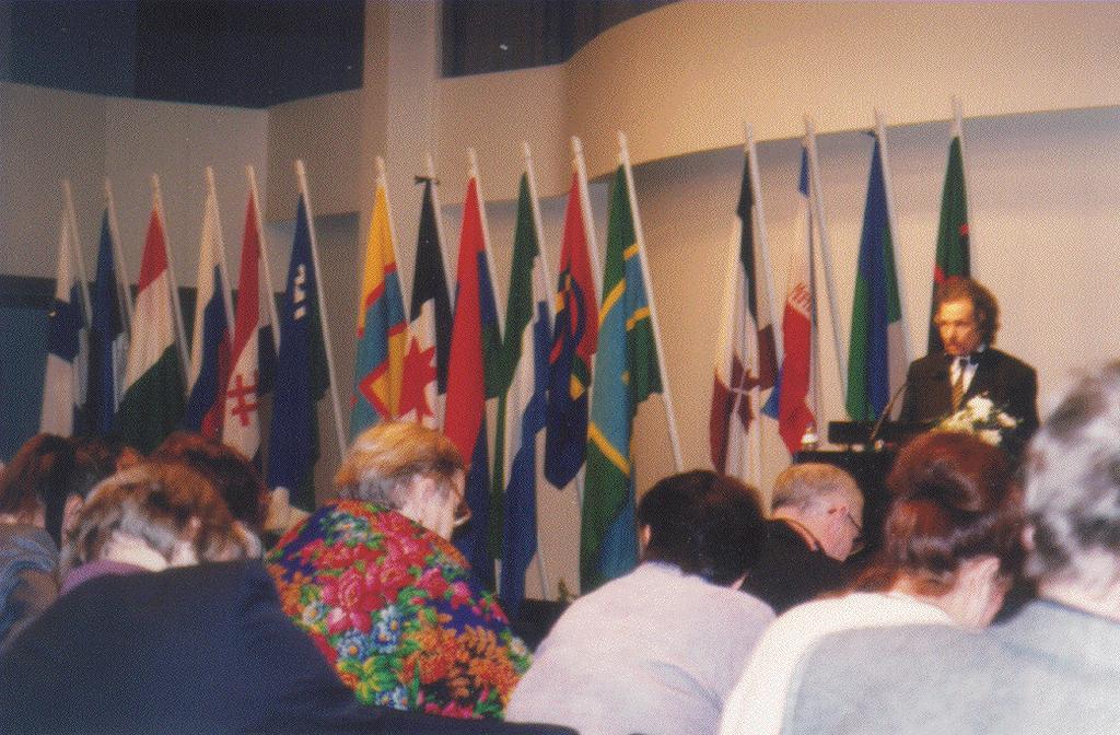Andres Heinapuu esittelee mediatyöryhmän tuloksia Suomalais-ugrilaisten kansojen maailmankongressissa Helsingissä 2000.