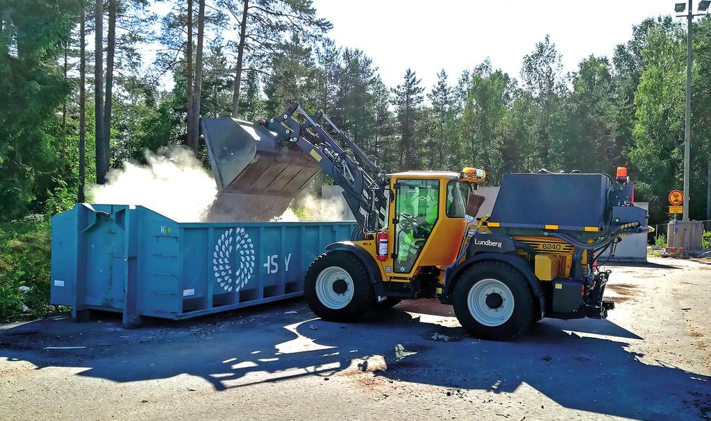Vahva Lundberg 6240 siivoushommissa keväällä 2018. Tähän asti koneen vakituinen työmaa on ollut Espoon Ämmässuon jätteenkäsittelykeskus. Tällä tontilla sille riittää töitä joka päivä.