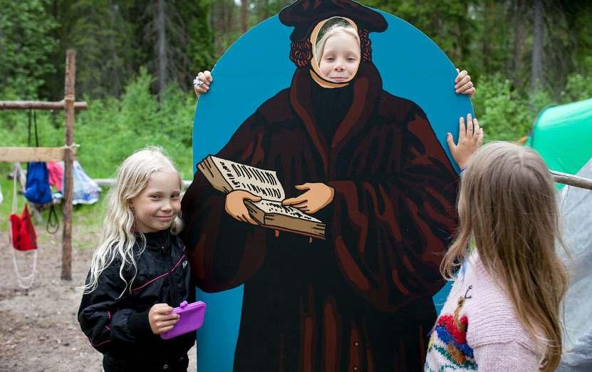 2. Nuori kirkko toimii lasten ja nuorten kanssa Lasten ja nuorten retket, leirit ja tapahtumat Nuoren kirkon kokoava toiminta lapsille ja nuorille koostuu valtakunnallisista ja alueellisista