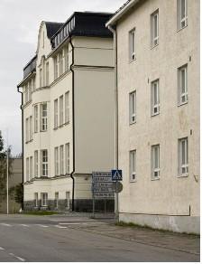 Rakennus on samalla tontilla Torikatu 12:sta kanssa, ja on samaa vanhojen puutalojen kokonaisuutta yhdessä muiden korttelin 48 rakennusten kanssa. Rakennuksen itäpuolella sijaitsee Johanssonin talo.