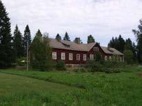Tilan entinen päärakennus Ukkotupa (269) ja pitkä hirsiaitta (270) 1900- luvun alusta.