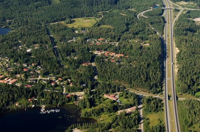 Alueella n pientellisuutta, palveluita ja rakennustarvikeja autvarasaliikkeitä.