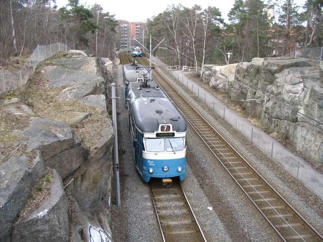 Oikealla loittonee linjan 8 nivelvaunu M31 377 Änggårdenin ja Chalmersin suuntaan määränpäänään Angered. Kuva Juhana Nordlund 25.4.2006, Göteborg.