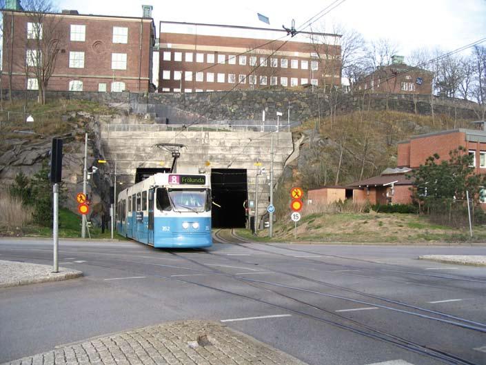Chalmers. M31 352 linjalla 8 on juuri tullut ulos vuonna 2002 valmistuneesta tunnelista.