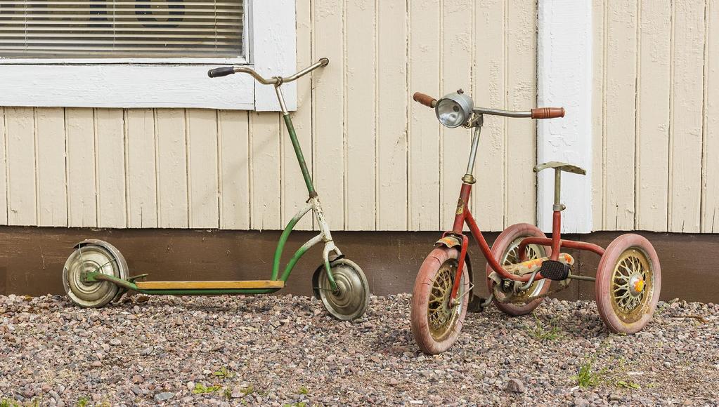 Potkulauta on 40-luvulta ja venäläinen lastenpyörä 50-luvulta tai 60-luvulta. Kuva: Kirsi Alastalo Myös miesten pyörän keskitanko oli liian korkealla.