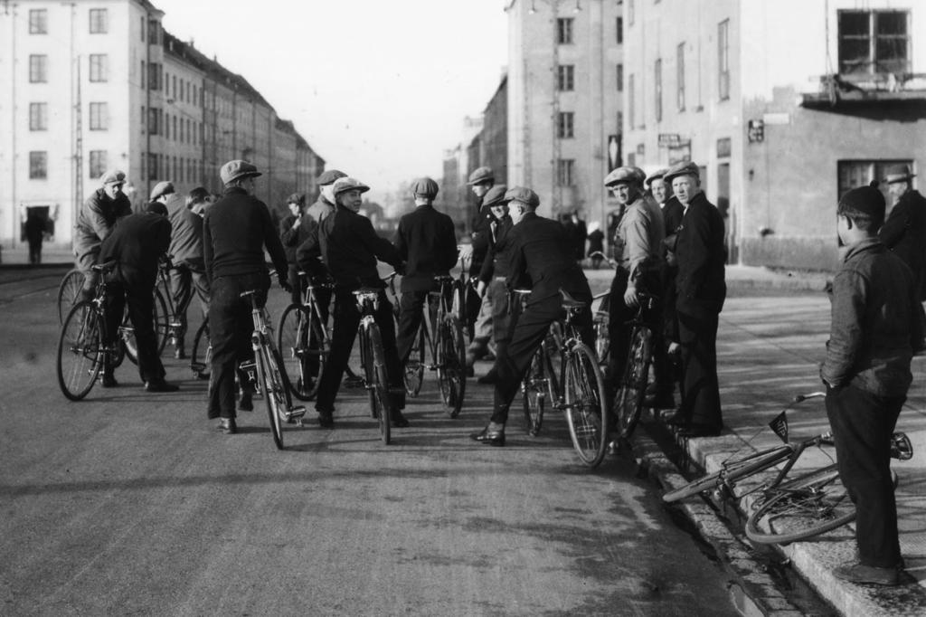 Pyöräilyä harrastavia nuoria miehiä Helsingissä Kuva: Sakari Pälsi / Helsingin kaupunginmuseo / rajaus Kirsi Alastalo Pyöräilyn nousukausi Pyöräily alkoi yleistyä nopeasti 1920-luvulla.