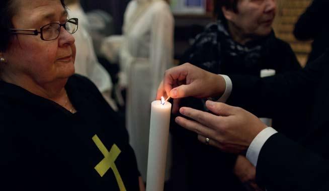 Siunaustilaisuudessa vainajan omaiset ja pappi kokoontuvat yhteen saattamaan vainajaa hänen viimeiselle matkalleen rukouksin ja häntä muistaen. Haluamme tukea Sinua surussasi.