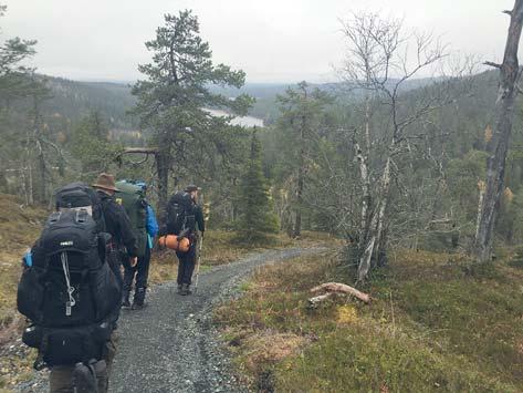 SYYSVAELLUS Karhunkierros 2016 Vaelluksemme käynnistyi Kuusamon maisemista 25.9. kuuden hengen retkikunnalla. Alkupiste löytyi Rukan rinteestä, josta suunnattiin kohti uutta seikkailua.