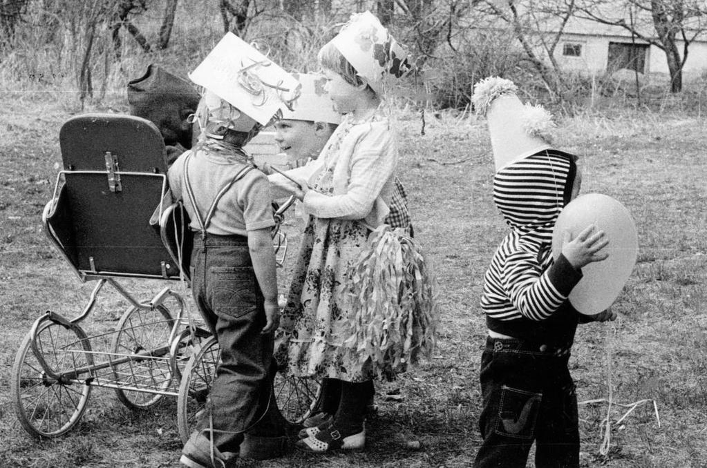 Vapunviettäjiä 1970-luvulla. Kuva Matti Rintalan kuvakokoelmat. Aiheesta tehtiin kesä-joulukuun kestänyt muistitiedon keruu. Siihen saatiin vastauksia 242 henkilöltä.