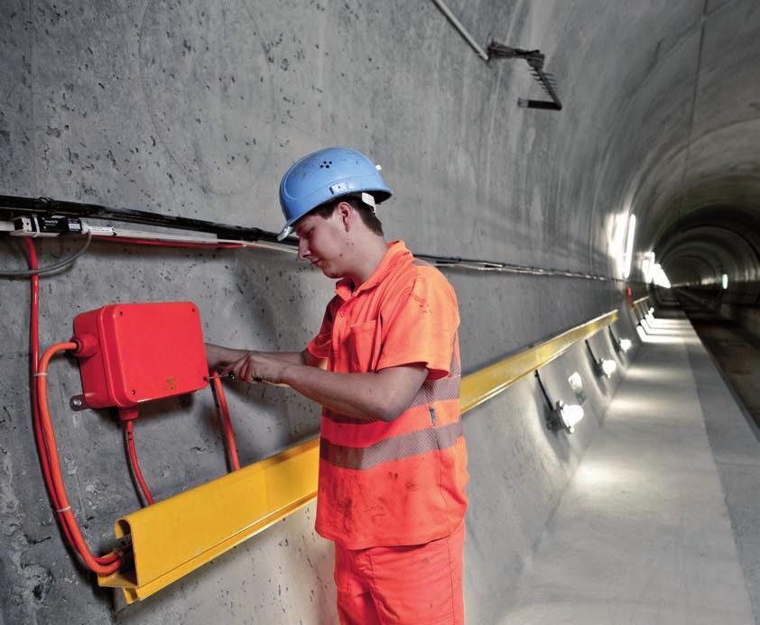 Sulakkeilla suojattu haara 16mm² kaksoisliittimellä Ihanteellinen käytettäväksi tunneleissa ja teollisissa asennuksissa E90-ylläpidettävässä toiminnassa Standardin EN 4102 osa 12
