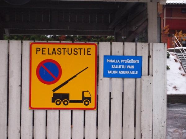 käyttää tulipalotilanteessa. Pelastustiellä on pysäköinti kielletty.