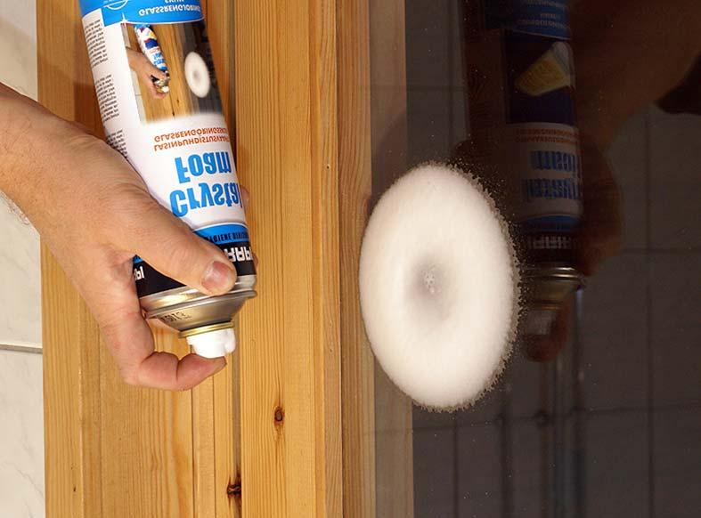 GLASS CLEANER Vaahtoamaton lasinpesuaine Glass Cleaner pesee helposti ja tehokkaasti lasipinnat, peilit, kromin, muovin, laminaattipinnat, kaakelit jne. säihkyvän puhtaiksi ja raikkaan tuoksuisiksi.