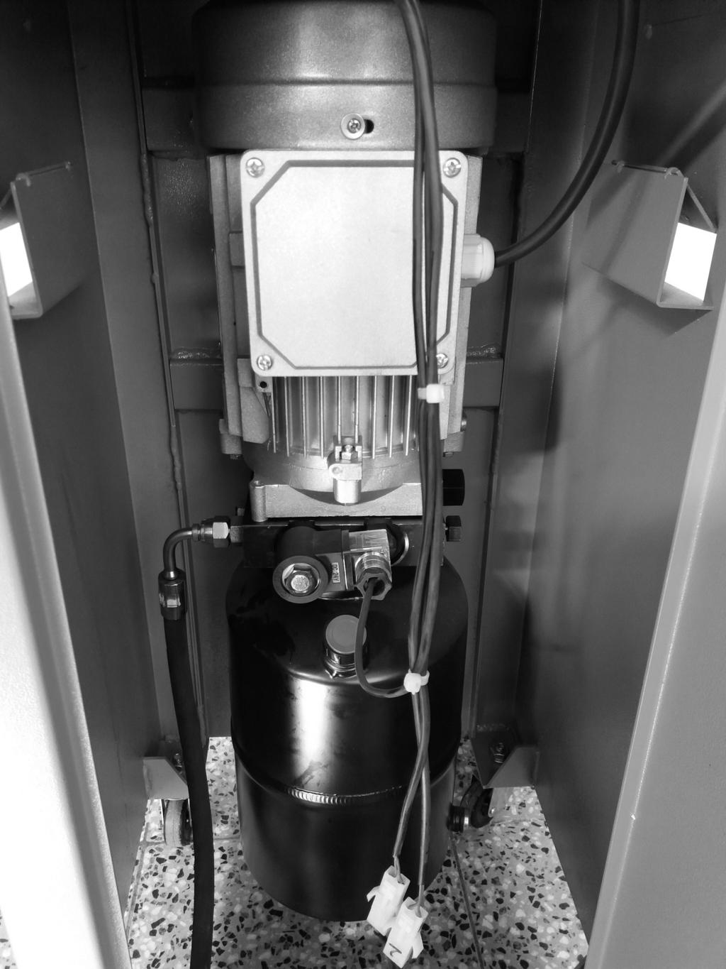 hydrauliikan pumppu sille suunnitellulle paikalle ohjainyksikön sisälle mukana tulevilla ruuveilla (kuva 16). 2. Asenna hydrauliikkaletku pumpulta nostimella olevan Y-haaraan.